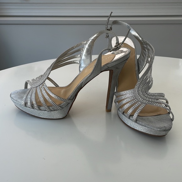 Sz 9.5 Gianni Bini Silver Strappy Sandals - Picture 4 of 4